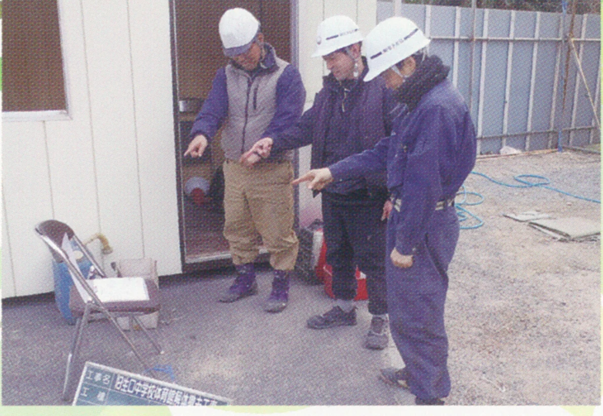 工事前に安全確認を行う作業員